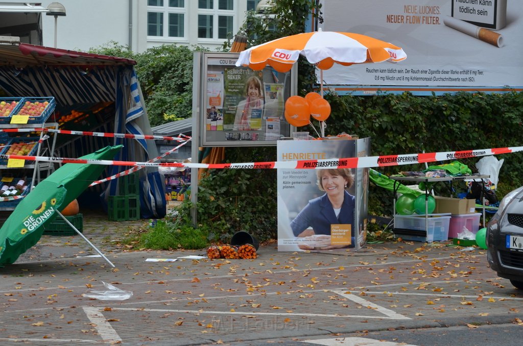 Attentat auf Fr Reker Koeln Braunsfeld Aachenerstr Wochenmarkt P50.JPG - Miklos Laubert